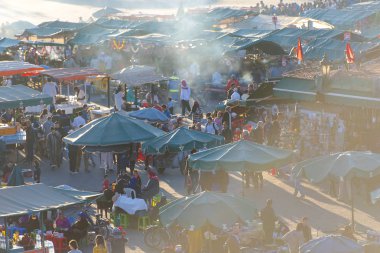 Marakeş veya Marakeş eski şehir Medine ve Jamaa el Fna pazar meydanında parçası ile panoramik manzaralı