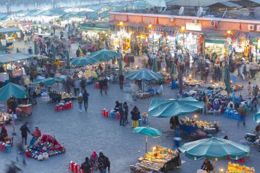 Marakeş veya Marakeş eski şehir Medine ve Jamaa el Fna pazar meydanında parçası ile panoramik manzaralı