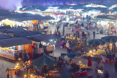 Marakeş veya Marakeş eski şehir Medine ve Jamaa el Fna pazar meydanında parçası ile panoramik manzaralı
