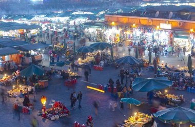 Marakeş veya Marakeş eski şehir Medine ve Jamaa el Fna pazar meydanında parçası ile panoramik manzaralı