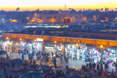 Marakeş veya Marakeş eski şehir Medine ve Jamaa el Fna pazar meydanında parçası ile panoramik manzaralı