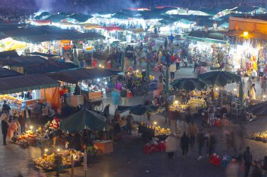 Marakeş veya Marakeş eski şehir Medine ve Jamaa el Fna pazar meydanında parçası ile panoramik manzaralı