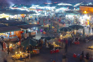 Marakeş veya Marakeş eski şehir Medine ve Jamaa el Fna pazar meydanında parçası ile panoramik manzaralı