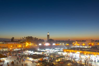 Marakeş veya Marakeş eski şehir Medine ve Jamaa el Fna pazar meydanında parçası ile panoramik manzaralı