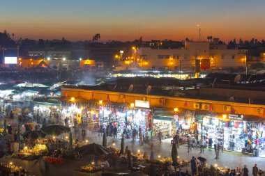 Marakeş veya Marakeş eski şehir Medine ve Jamaa el Fna pazar meydanında parçası ile panoramik manzaralı