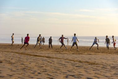 Agadir Beach'te 02 Ocak futbol oynarken erkekler. 2018 yılında Fas