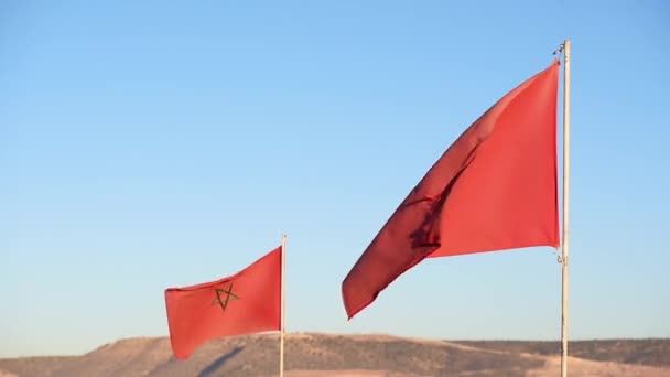 Marokko Vlag Zwaaien Tegen Blauwe Hemel — Stockvideo