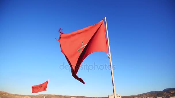 Marokko Vlag Zwaaien Tegen Blauwe Hemel — Stockvideo