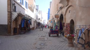 Eski Medine Essaouira üzerinde Ocak 05, geleneksel mimarisi, turistler ve Şehir sakinleri ile. 2018 yılında Fas