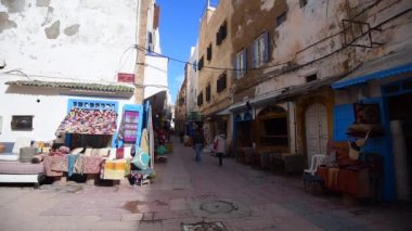 Eski Medine Essaouira üzerinde Ocak 05, geleneksel mimarisi, turistler ve Şehir sakinleri ile. 2018 yılında Fas