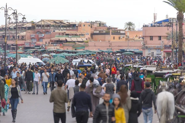 ジャマ フナ広場やモロッコのマラケシュの市場での人々 — ストック写真