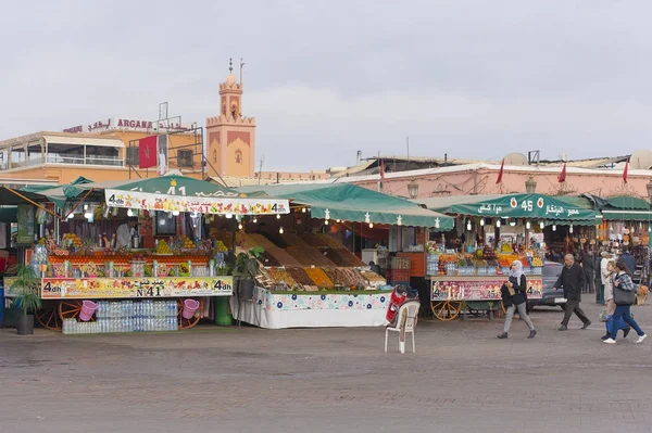 ジャマ フナ広場やモロッコのマラケシュの市場での人々 — ストック写真