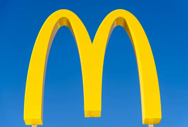 Mcdonald Logo Przeciw Błękitne Niebo Styczeń 2018 Usa — Zdjęcie stockowe