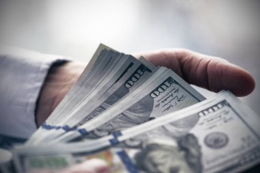 Bir banka müdürü, bir sürü para tutan zengin kontrol 100 dolar faturaları dostum.