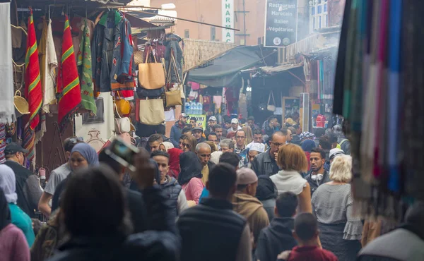 日にマラケシュのメディナ地区に古い市場は人の観衆 モロッコで 2017 — ストック写真