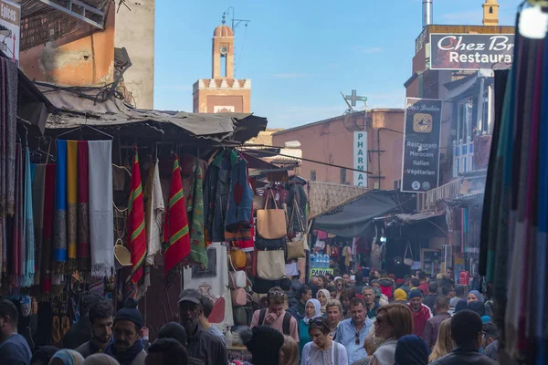Multitud Personas Antiguo Mercado Distrito Medina Marrakech Diciembre 2017 Marruecos — Foto de Stock