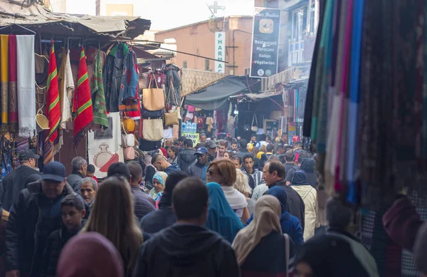 日にマラケシュのメディナ地区に古い市場は人の観衆 モロッコで 2017 — ストック写真