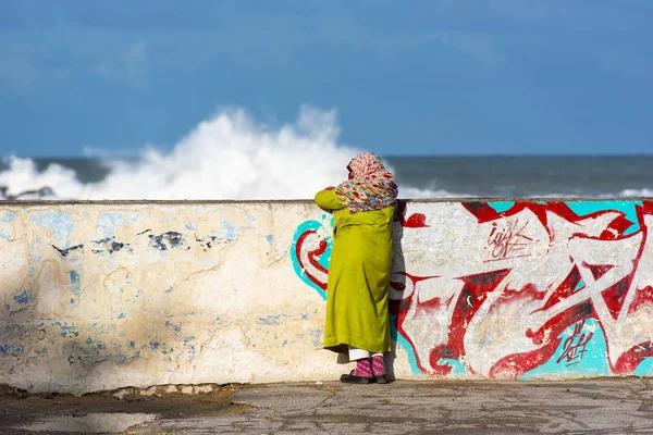Mujer Musulmana Frente Océano Atlántico Essaouira 2018 Marruecos —  Fotos de Stock