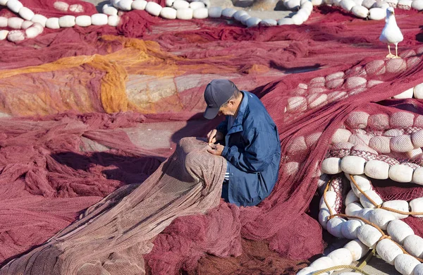 Pescadores Reparando Red Pesca Puerto Marítimo Essaouira Enero 2018 Marruecos —  Fotos de Stock