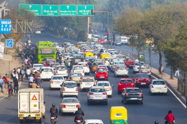 Yeni Delhi, şehir içinde smog 23 Şubat kaplı trafikte araba. 2018 yılında Hindistan 