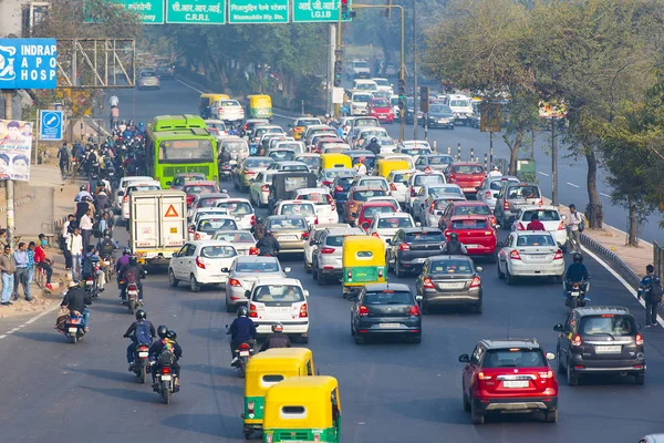 Ruch Samochodowy New Delhi Miasto Pokryte Smog Lutego 2018 Indiach — Zdjęcie stockowe