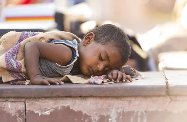 Zavallı çocuk New Delhi bir sokakta 02 Mart uyuyor. 2018 yılında Hindistan