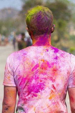 Renkli Holi festival süresince renkli tişört erkekte