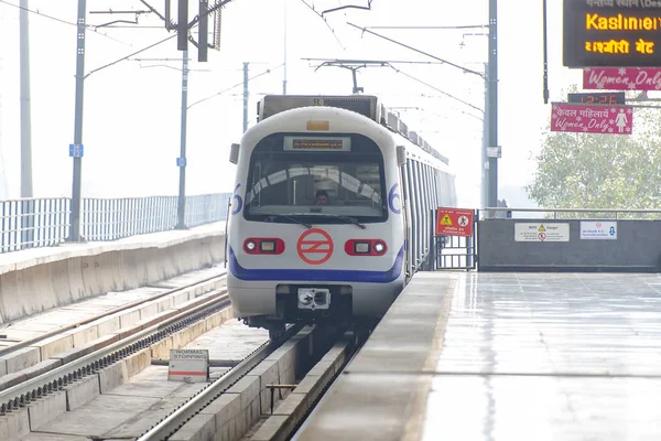 Delhi Metróállomástól Egy Modern Vonat Február 2018 Ban Indiában — Stock Fotó