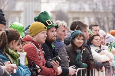 18 Mart tarihinde Moskova'da St.Patrick'ın günde bir Park'ta insan kalabalığı. 2017 yılında Rusya 