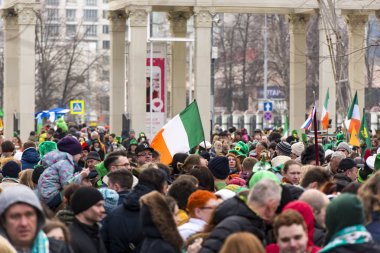 18 Mart tarihinde Moskova'da St.Patrick'ın günde bir Park'ta insan kalabalığı. 2017 yılında Rusya 
