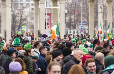 18 Mart tarihinde Moskova'da St.Patrick'ın günde bir Park'ta insan kalabalığı. 2017 yılında Rusya 