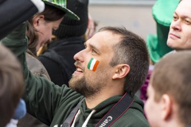 18 Mart tarihinde Moskova'da St.Patrick'ın günde bir Park'ta insan kalabalığı. 2017 yılında Rusya 