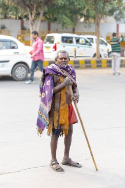 24 Şubat tarihinde Yeni Delhi bir sokakta yoksul Hintli adam. 2018 yılında Hindistan