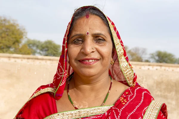 Nueva Delhi Febrero Retrato Una Mujer Vestida Con Ropa Tradicional —  Fotos de Stock