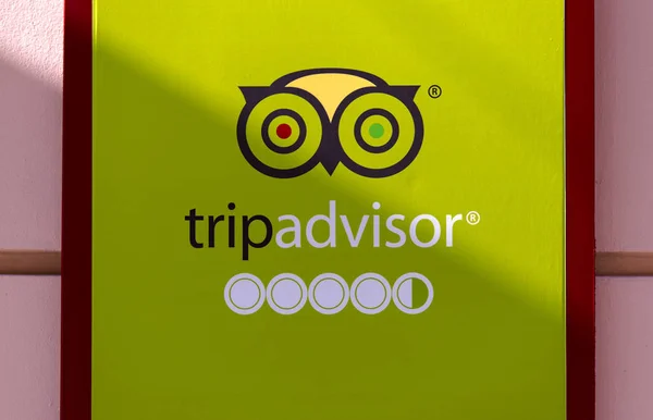 Londra - 14 Nisan: Tripadvisor logo üstünde belgili tanımlık duvar 14 Nisan tarihinde Londra'da. 2018 yılında İngiltere'de Tripadvisor, Inc otel ve restoran değerlendirmeleri sağlayan bir Amerikan seyahat ve Restoran Web sitesi şirketidir