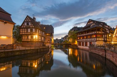 Petite France bölgesi Strazburg gece görünümü