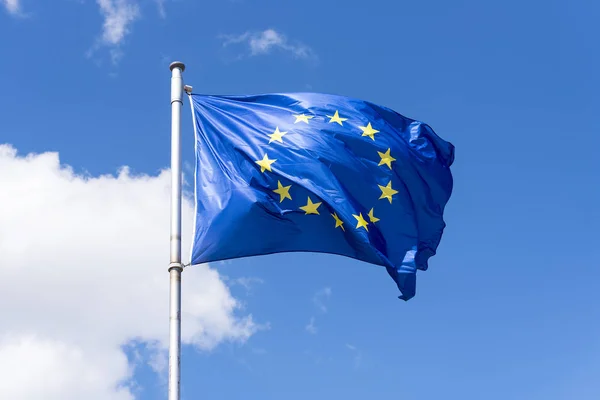 Bandera Ondeando Contra Cielo Azul — Foto de Stock