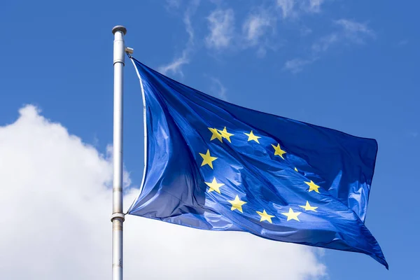 欧盟旗帜飘扬蓝天 — 图库照片