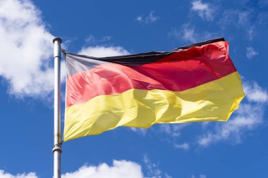 Almanya Berlin mavi gökyüzü karşı bayrağı