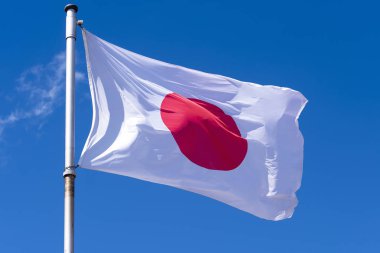 Mavi gökyüzü karşı Japonya bayrağı