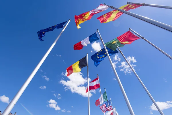 ヨーロッパの国旗と世界の国々 の国旗の行 — ストック写真