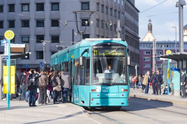 Frankfurt - Nisan 26: Tramvay istasyonu ile Frankfurt Nisan 26 yolcu. 2018 yılında Almanya