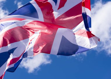 İngiliz bayrak mavi gökyüzü karşı rüzgarda sallayarak