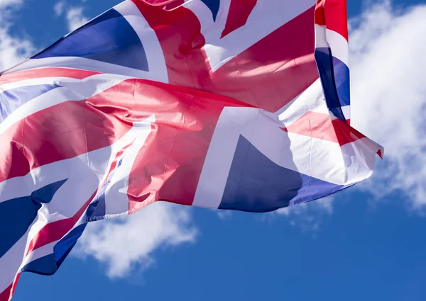 Britse Vlag Zwaaien Wind Tegen Blauwe Hemel — Stockfoto