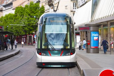 Strasbourg - Nisan 28: Modern tramvay demiryolu üzerinde 28 Mart Strasbourg'da. 2018 yılında Fransa