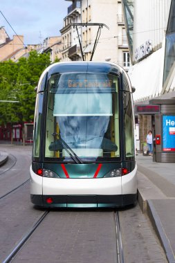 Strasbourg - Nisan 28: Modern tramvay demiryolu üzerinde 28 Mart Strasbourg'da. 2018 yılında Fransa