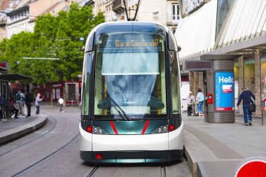 Strasbourg - Nisan 28: Modern tramvay demiryolu üzerinde 28 Mart Strasbourg'da. 2018 yılında Fransa