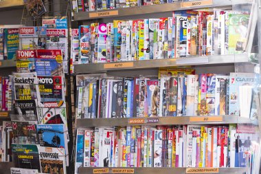 Strazburg - Nisan 29: 29 Nisan tarihinde Stand dergi ve Gazeteler Strasbourg ile. 2018 yılında Fransa