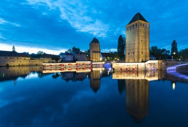 Vauban Barajı Strasbourg Fransa gece görünümü