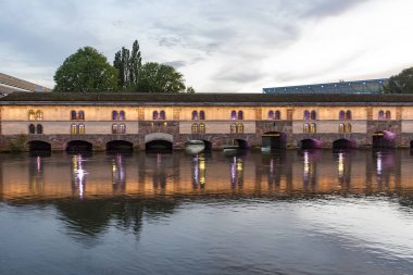 Vauban Barajı Strasbourg Fransa gece görünümü